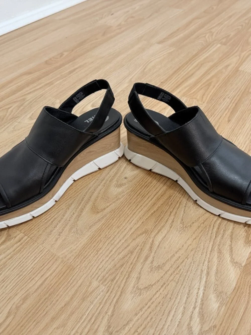 Sorel platform sandals in black, size 9.5 - Picture 4 of 8